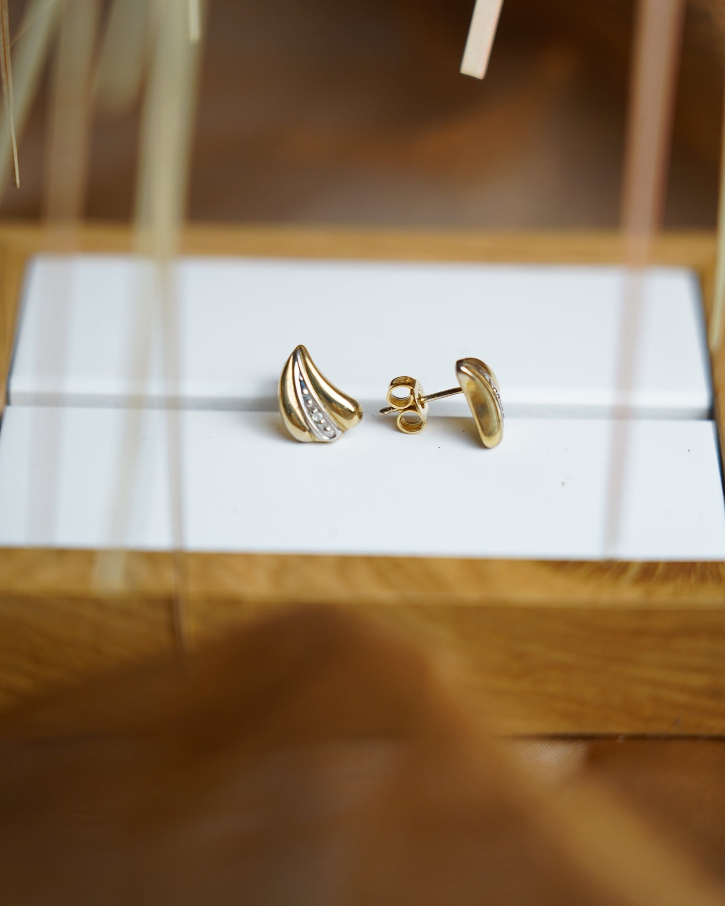 “Golden Petal” – Ohrstecker aus 585/- Gelbgold mit Zirkoniabesatz
