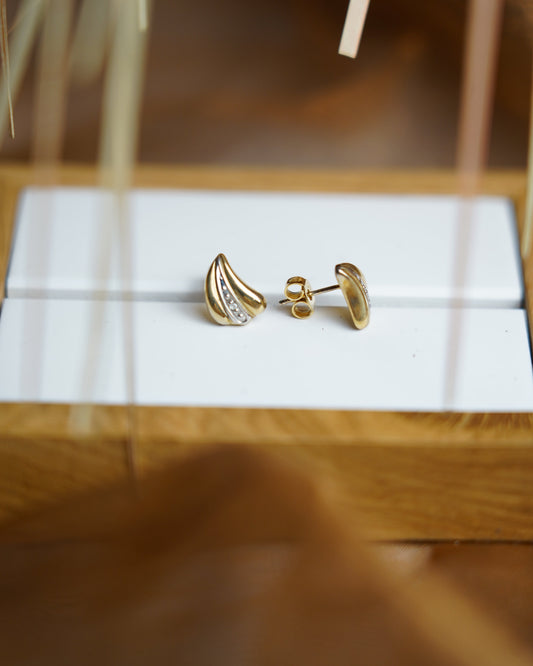 “Golden Petal” – Ohrstecker aus 585/- Gelbgold mit Zirkoniabesatz
