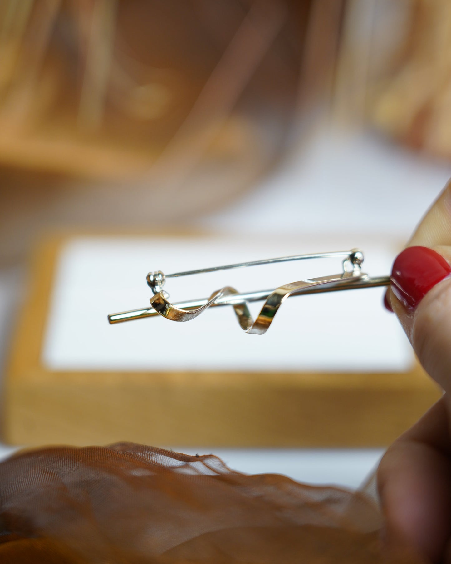 „Ribbon Curve“ – Brosche aus 375/- Gelbgold