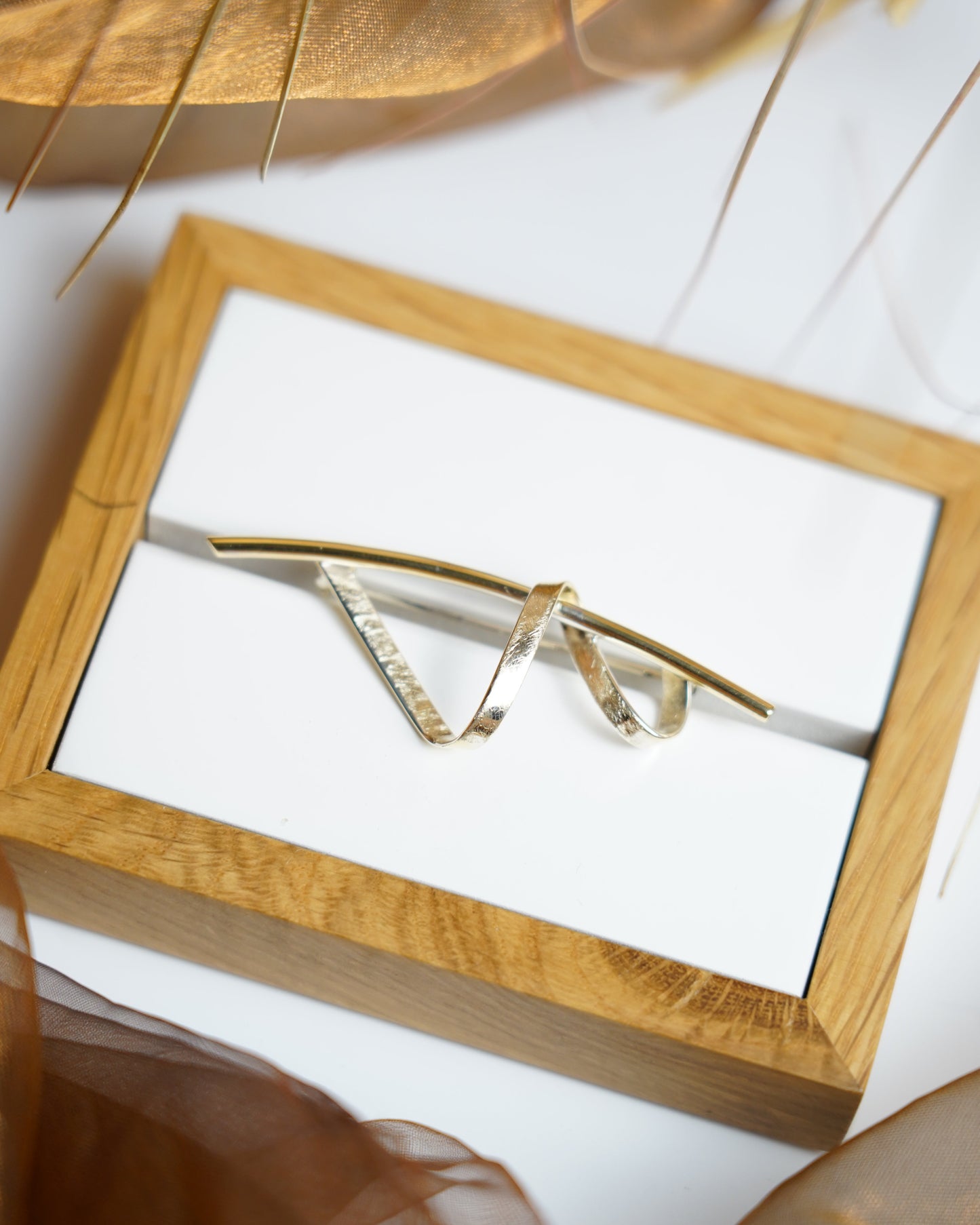 „Ribbon Curve“ – Brosche aus 375/- Gelbgold