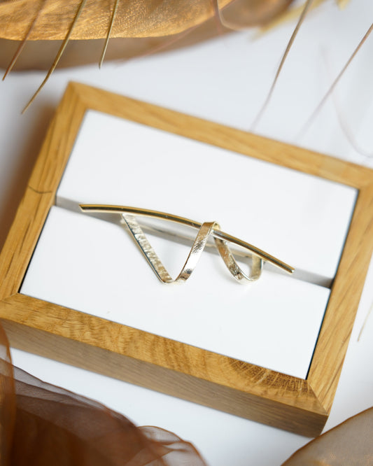 „Ribbon Curve“ – Brosche aus 375/- Gelbgold