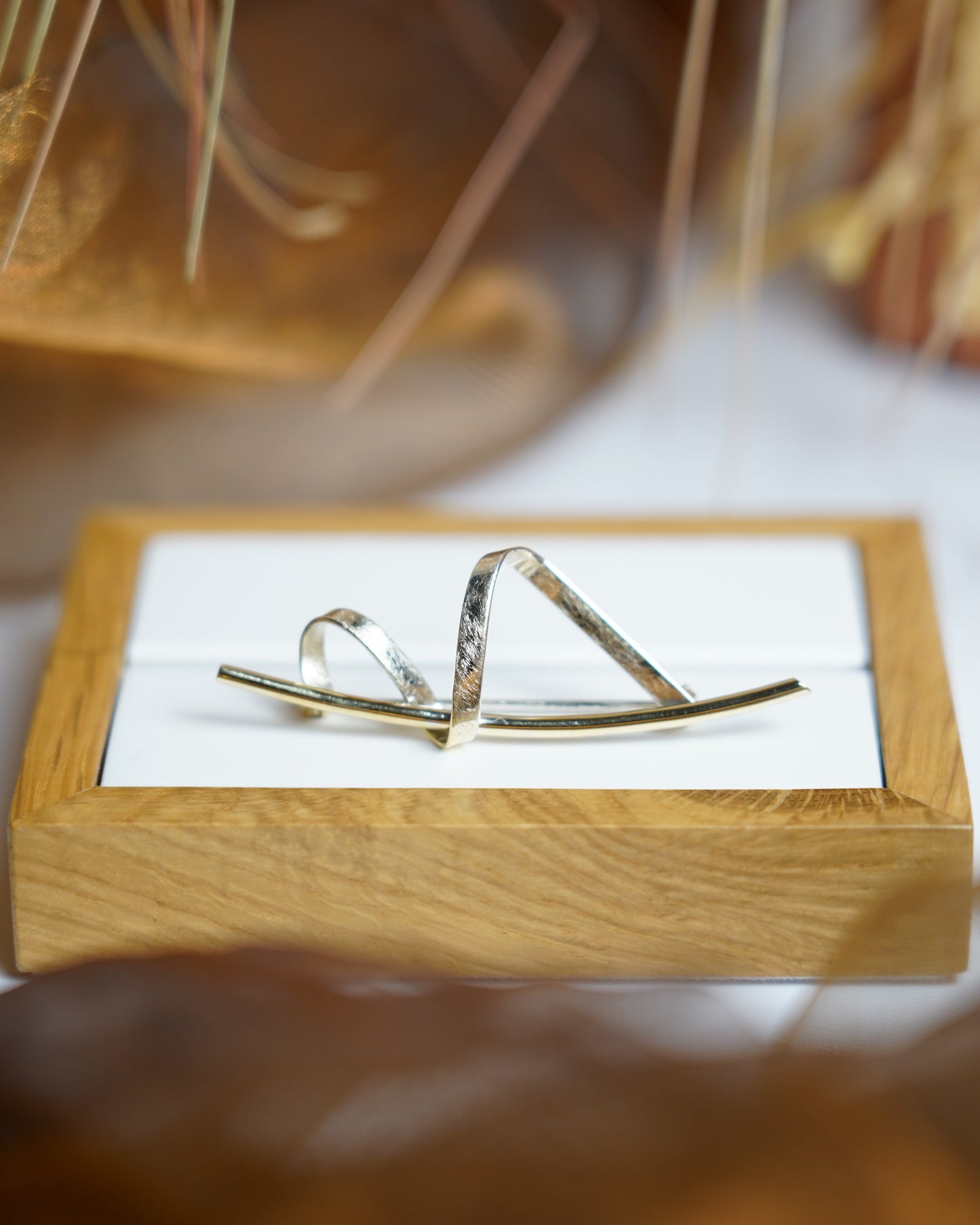 „Ribbon Curve“ – Brosche aus 375/- Gelbgold