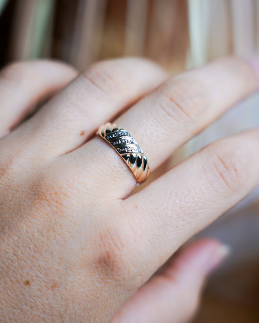 „Golden Waves“ – Ring aus 333/- Gelbgold mit Diamanten
