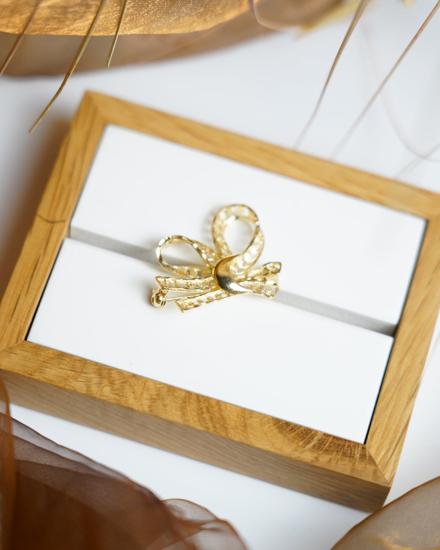 „Graceful Bow“ – Brosche aus 585/- Gelbgold
