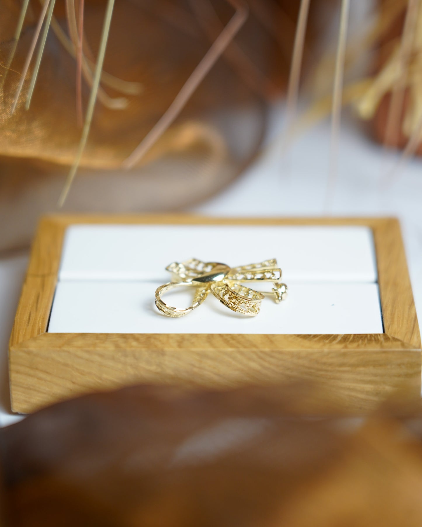 „Graceful Bow“ – Brosche aus 585/- Gelbgold