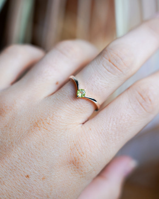 „Green Glow“ – Ring aus 375/- Gelbgold mit Peridot