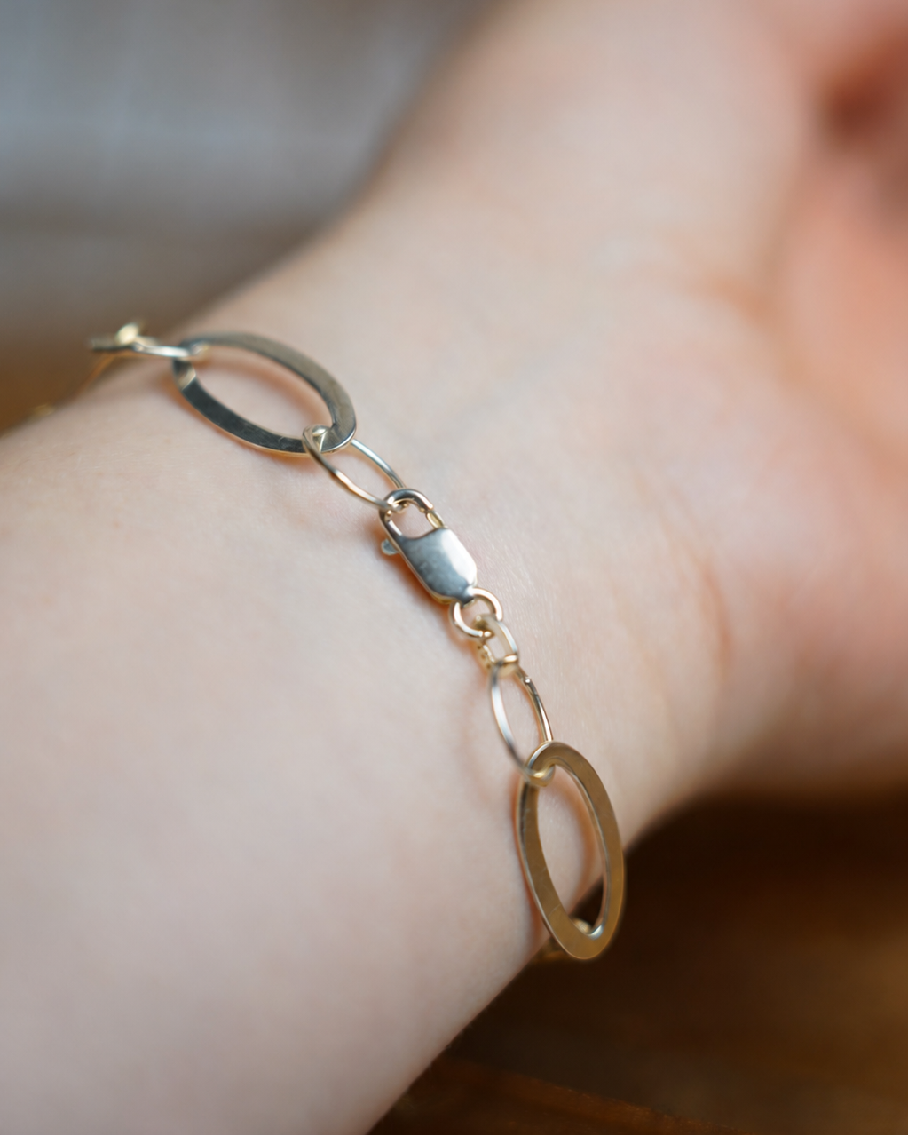 Harmony Links Armband aus 925/- Sterlingsilber mit unterschiedlich großen ovalen Gliedern.