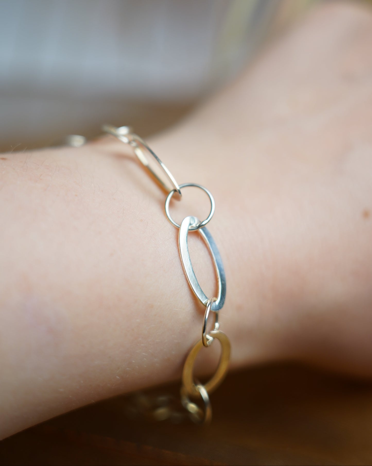 Harmony Links Armband aus 925/- Sterlingsilber mit unterschiedlich großen ovalen Gliedern.