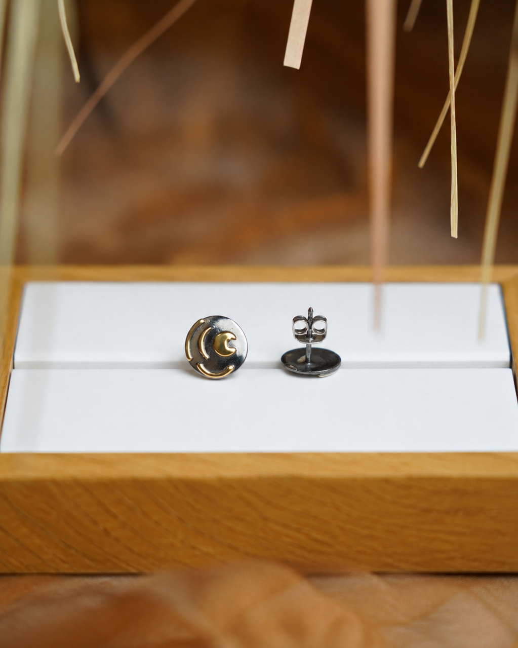 Himmelsscheibe von Nebra Ohrstecker aus 925/- Sterlingsilber, geschwärzt und teilvergoldet, mit goldfarbenen Himmelsmotiven.