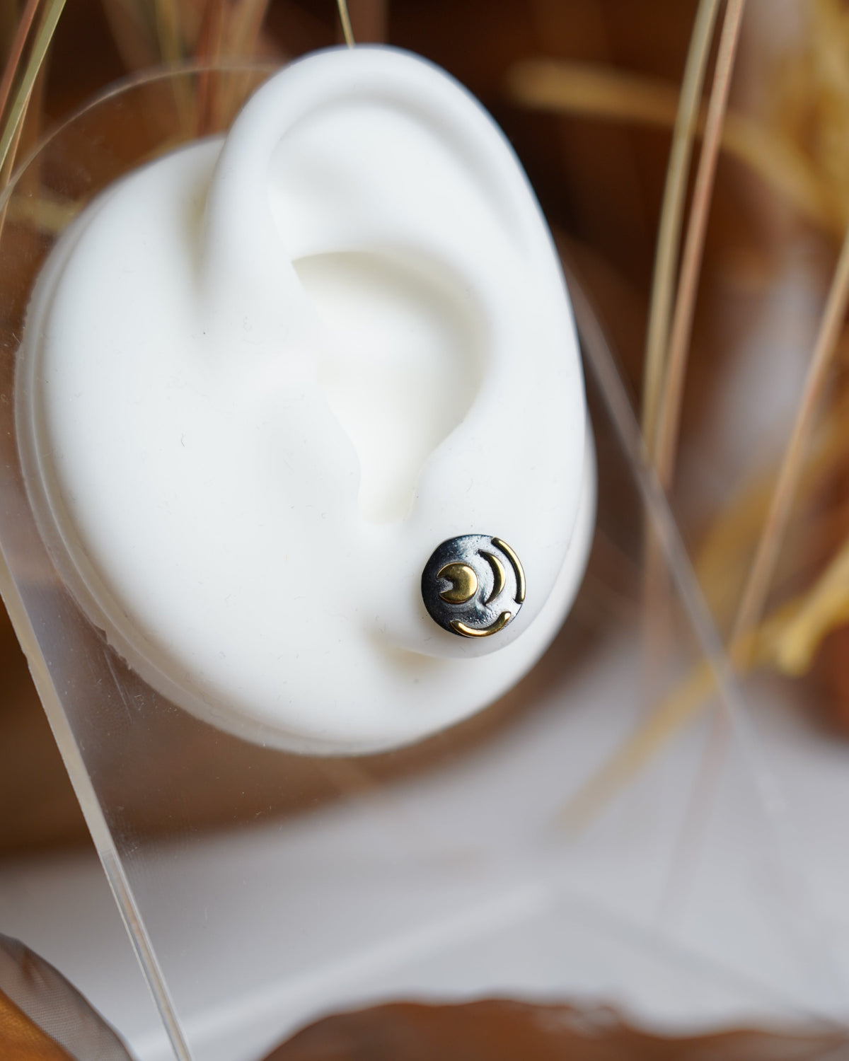 Himmelsscheibe von Nebra Ohrstecker aus 925/- Sterlingsilber, geschwärzt und teilvergoldet, mit goldfarbenen Himmelsmotiven.
