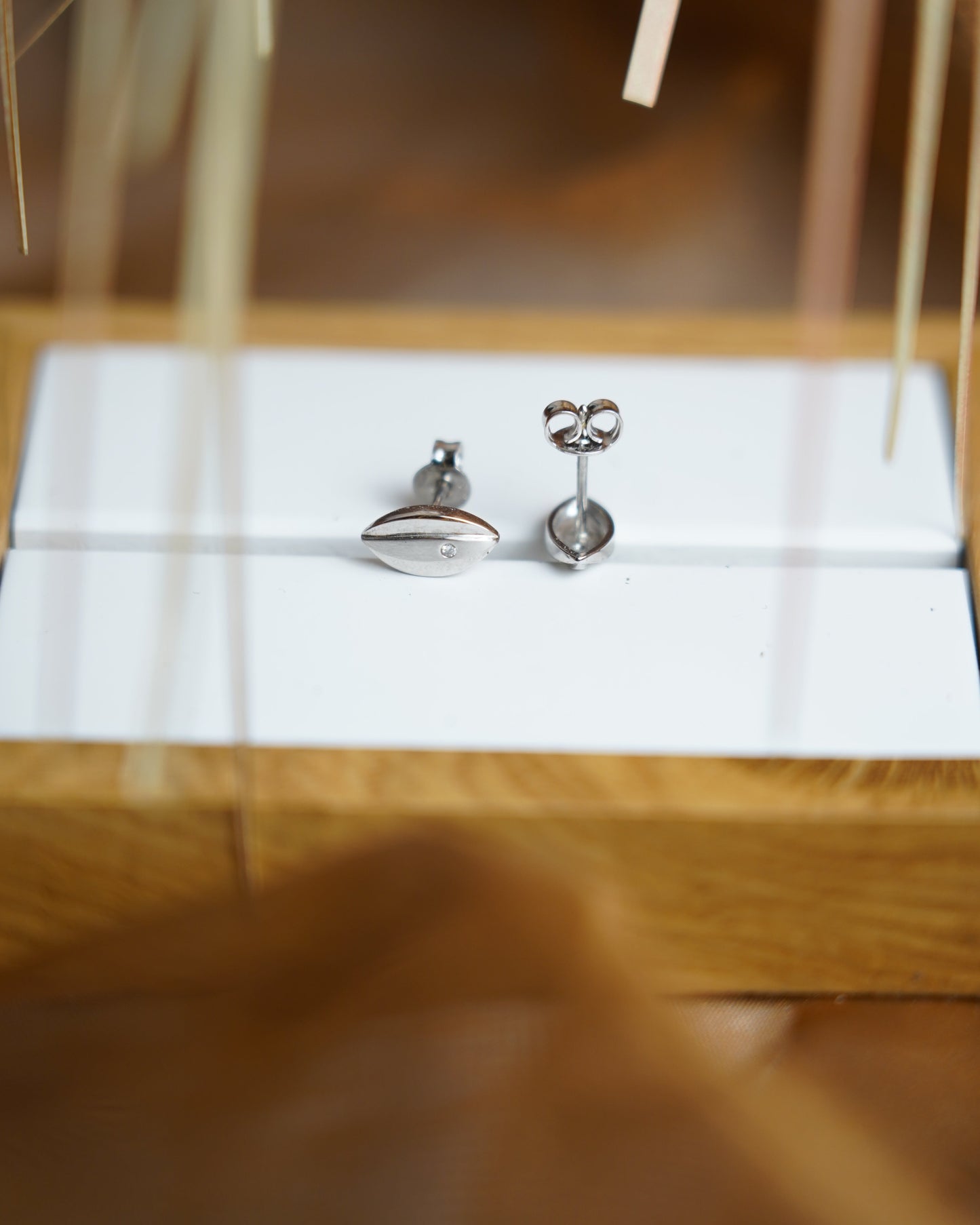 „Ivory Marquise“ – Ohrstecker aus 585/- Weißgold mit Diamant