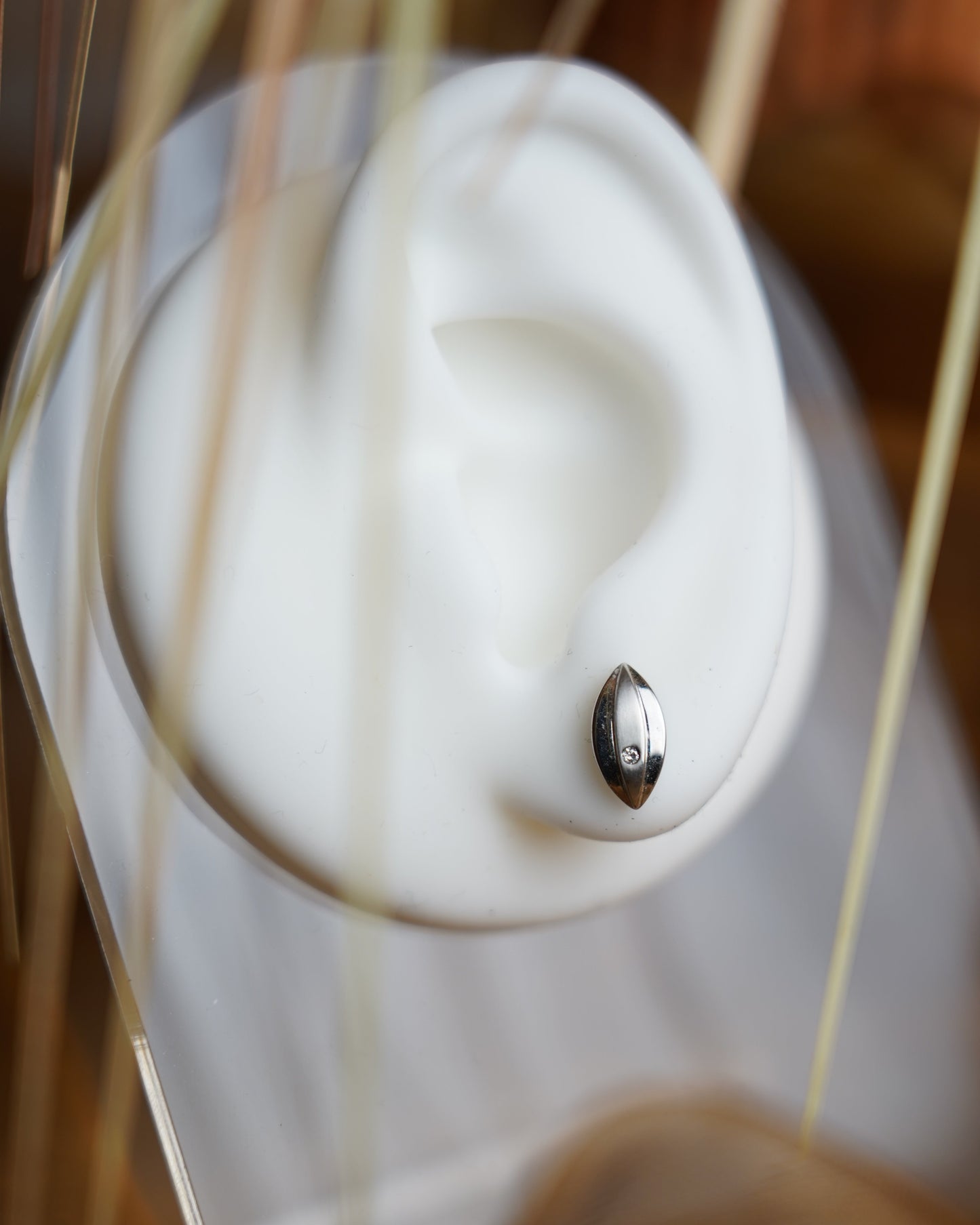 „Ivory Marquise“ – Ohrstecker aus 585/- Weißgold mit Diamant