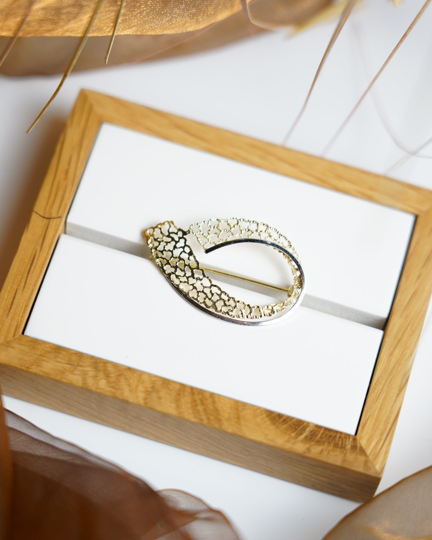 „Lace Leaf“ – Brosche aus 333/- Gelbgold