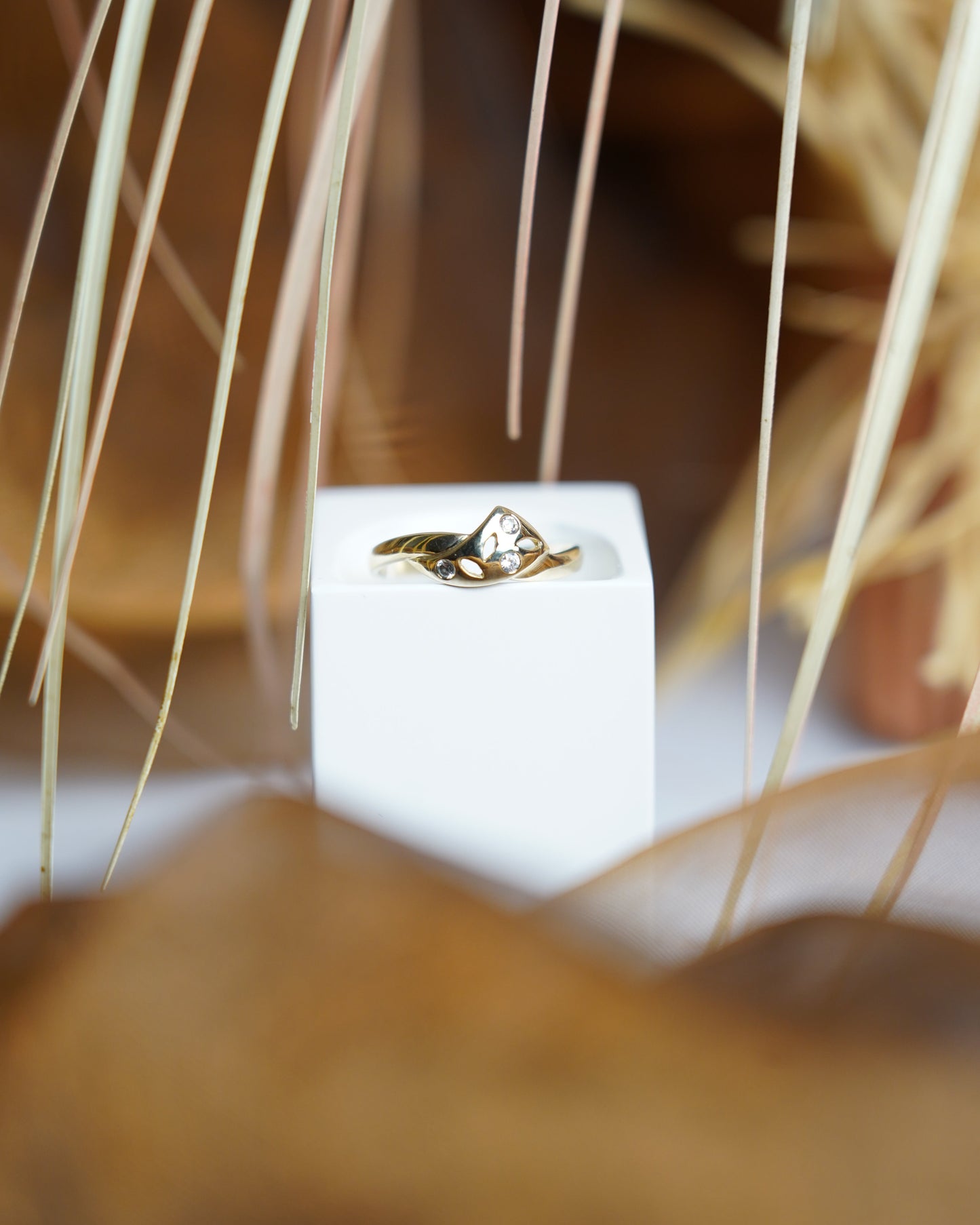 „Leaf Whisper“ – Ring aus 333/- Gelbgold mit Zirkoniastein