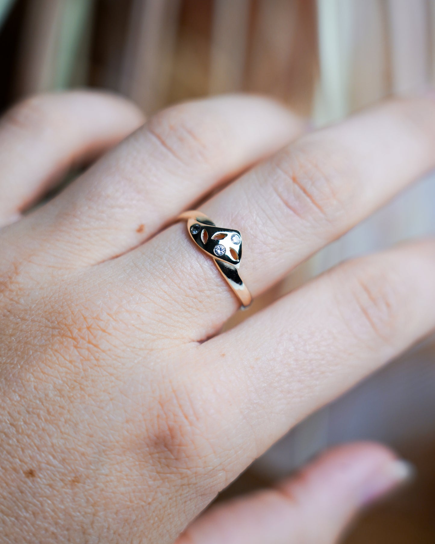 „Leaf Whisper“ – Ring aus 333/- Gelbgold mit Zirkoniastein