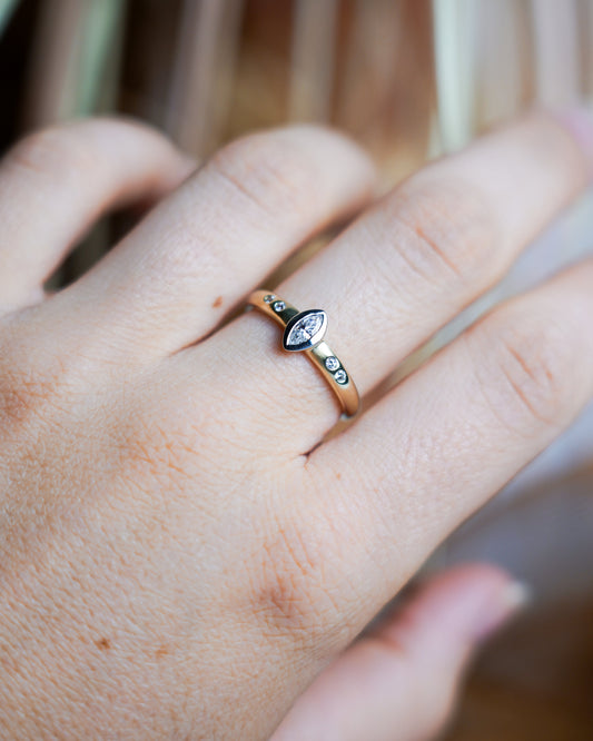 „Marquise Glow“ – Ring aus 333/- Gelbgold mit Zirkoniasteinen
