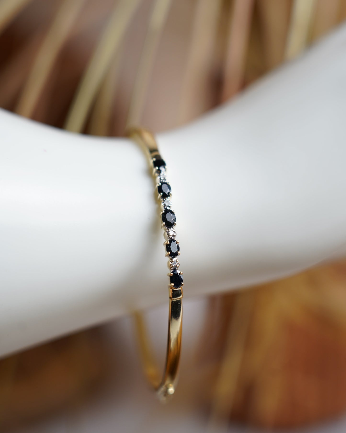 „Midnight Accent“ – Armreif aus 333/- Gelbgold mit Diamant- & Saphirbesatz