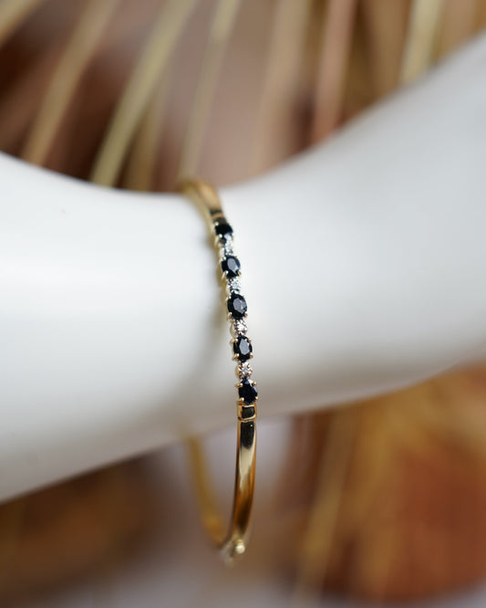 „Midnight Accent“ – Armreif aus 333/- Gelbgold mit Diamant- & Saphirbesatz