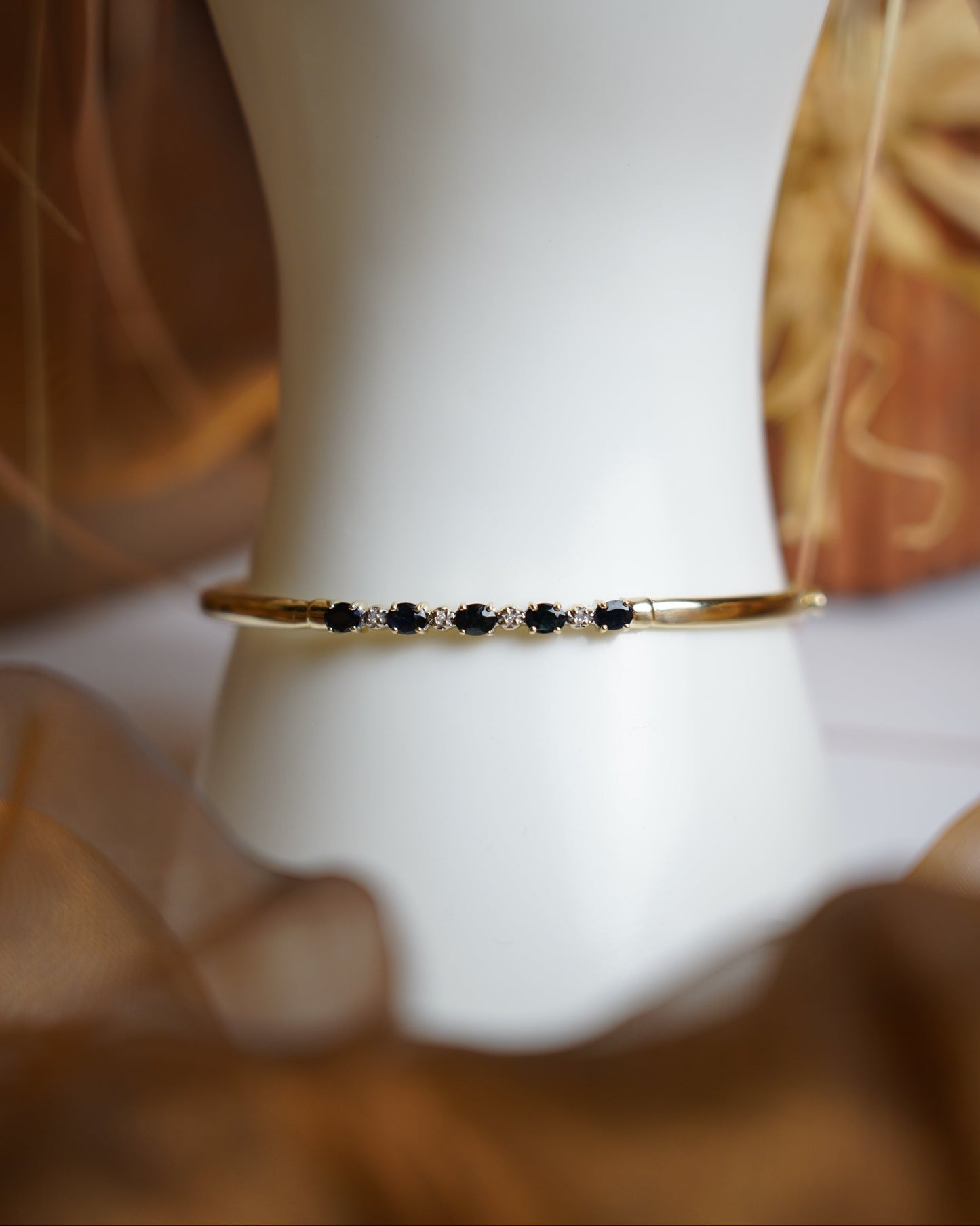 „Midnight Accent“ – Armreif aus 333/- Gelbgold mit Diamant- & Saphirbesatz