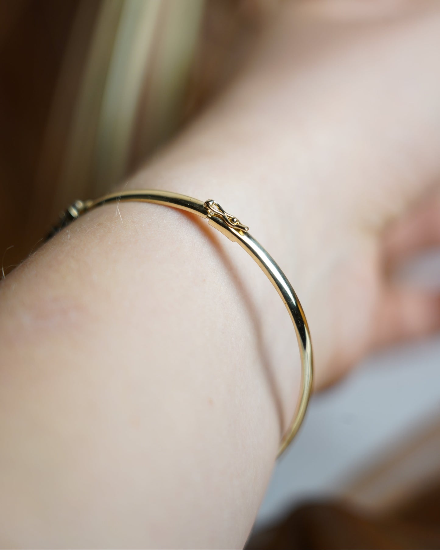 „Midnight Accent“ – Armreif aus 333/- Gelbgold mit Diamant- & Saphirbesatz