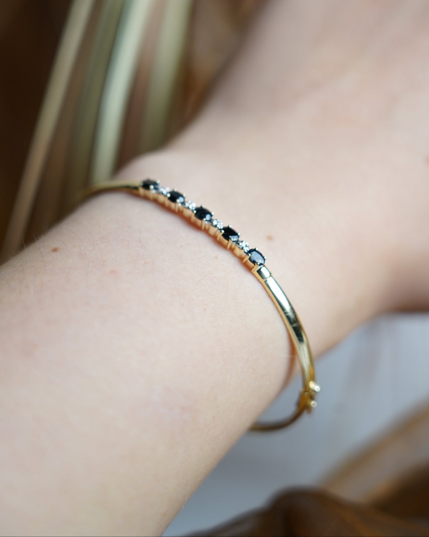 „Midnight Accent“ – Armreif aus 333/- Gelbgold mit Diamant- & Saphirbesatz