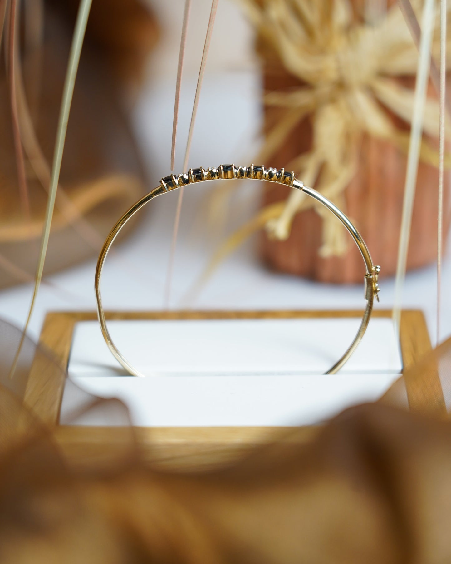 „Midnight Accent“ – Armreif aus 333/- Gelbgold mit Diamant- & Saphirbesatz