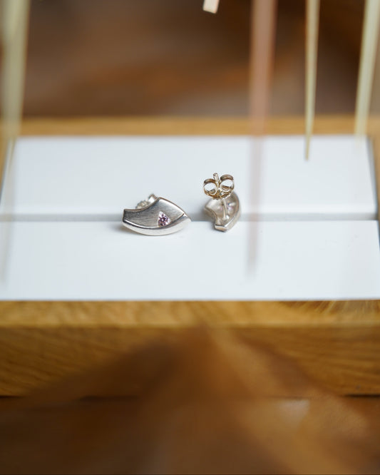 „Midnight Curve“ – Ohrstecker aus 925/- Sterlingsilber mit Zirkonia