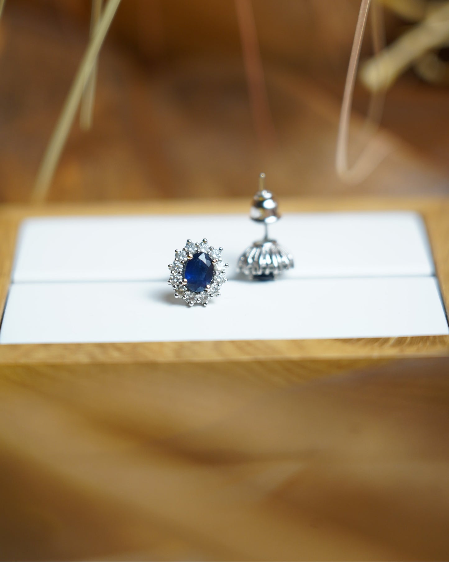 “Midnight Halo” – Ohrstecker aus 750/- Weißgold mit Saphir- & Diamantbesatz