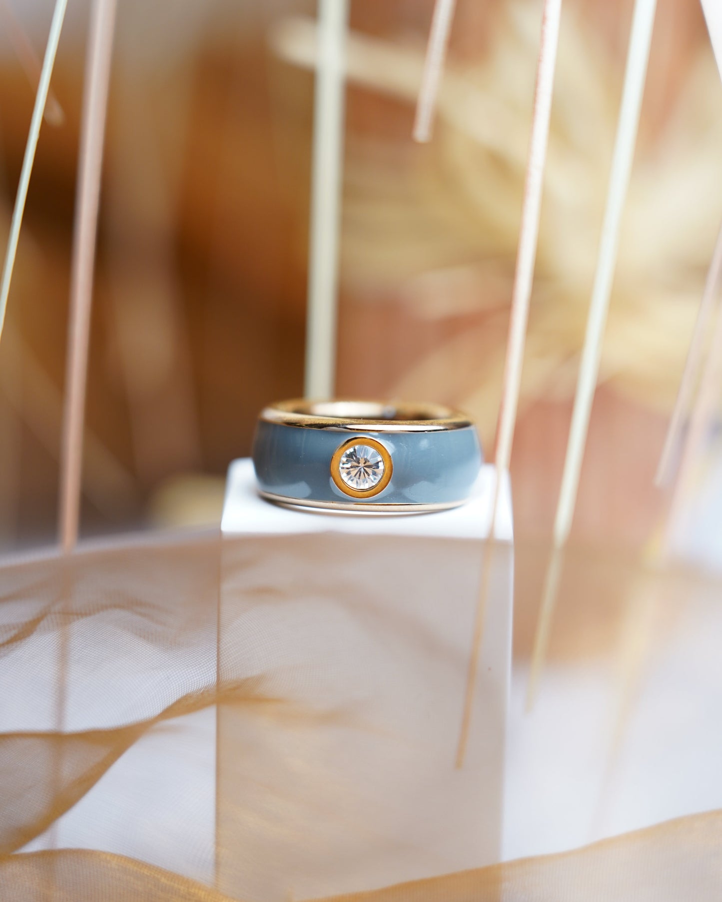 „Modern Grace“ – Ring aus rosévergoldetem Edelstahl mit Zirkoniastein