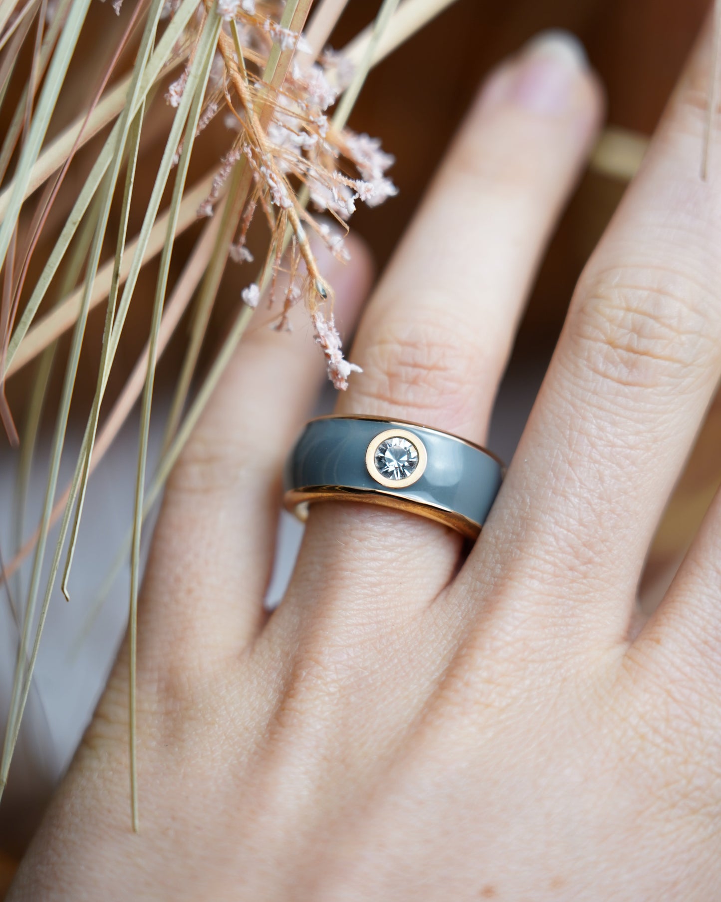 „Modern Grace“ – Ring aus rosévergoldetem Edelstahl mit Zirkoniastein