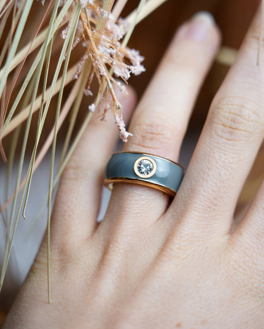 „Modern Grace“ – Ring aus rosévergoldetem Edelstahl mit Zirkoniastein