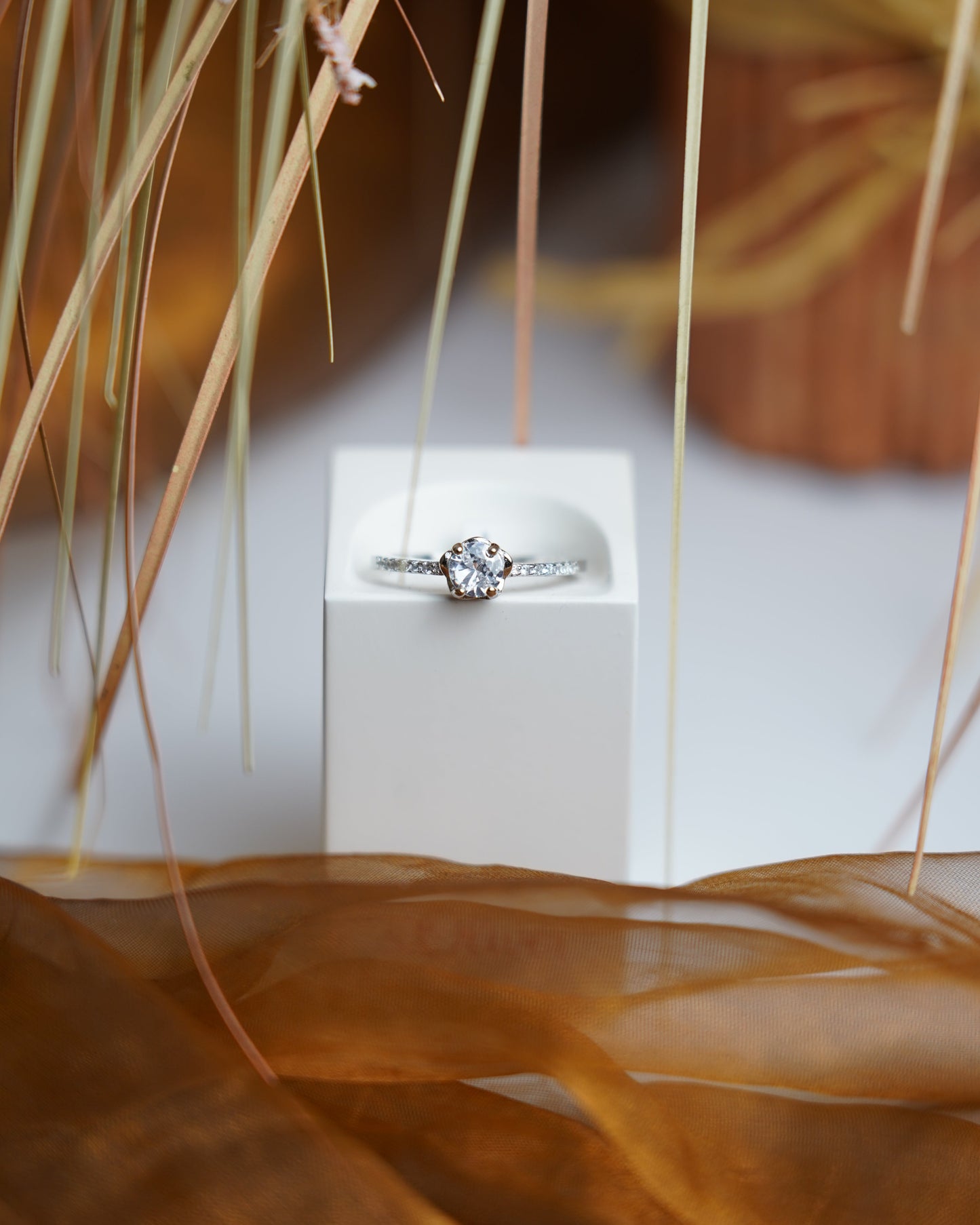 925/- Sterlingsilber Ring „Moonlit Grace“ mit großem Zirkoniastein und funkelnden Zirkoniasteinen auf der Ringschiene.