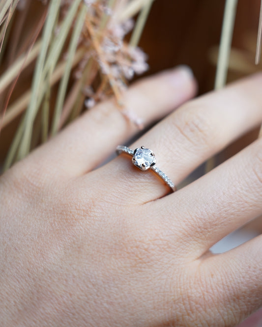 925/- Sterlingsilber Ring „Moonlit Grace“ mit großem Zirkoniastein und funkelnden Zirkoniasteinen auf der Ringschiene.