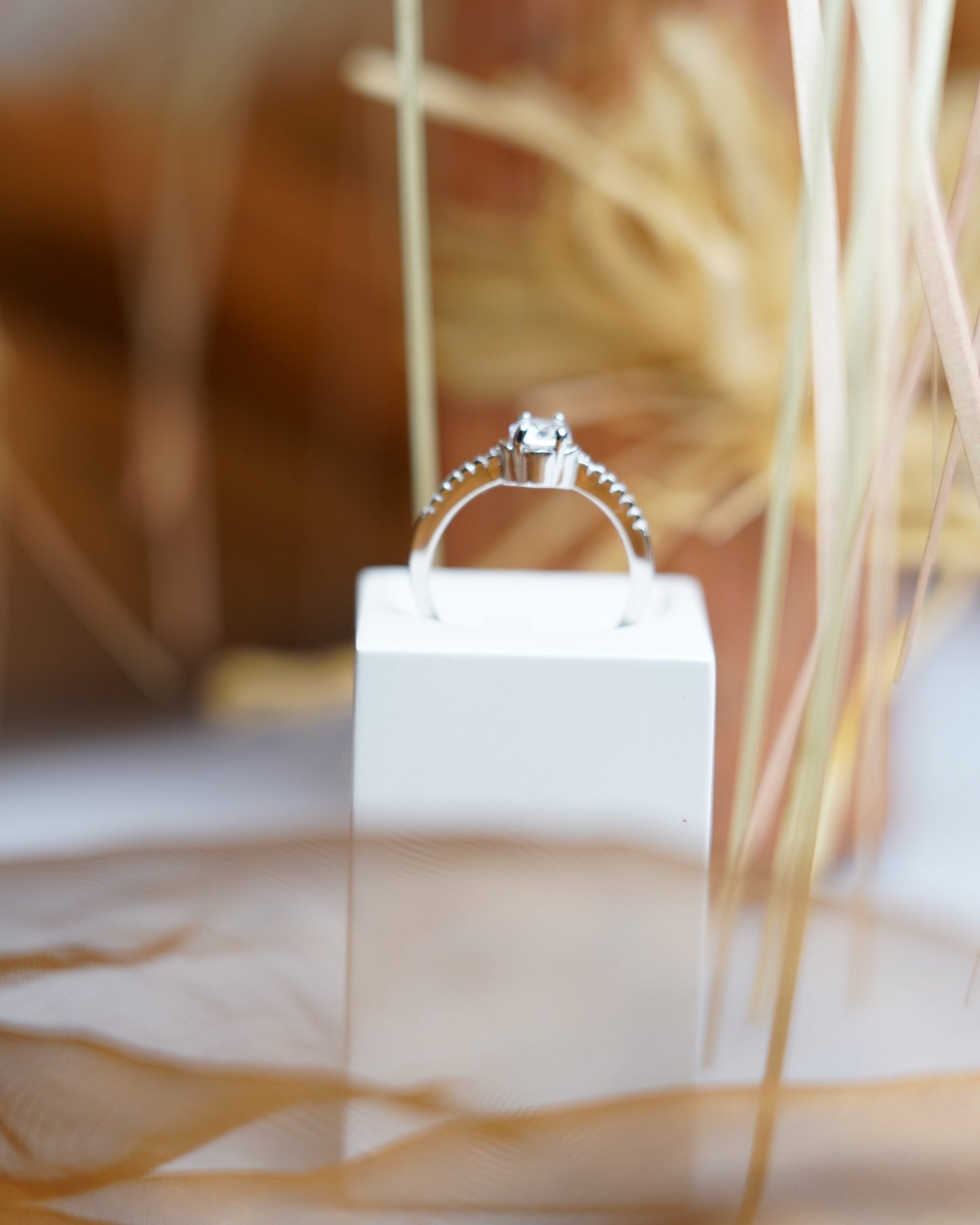 925/- Sterlingsilber Ring „Moonlit Grace“ mit großem Zirkoniastein und funkelnden Zirkoniasteinen auf der Ringschiene.