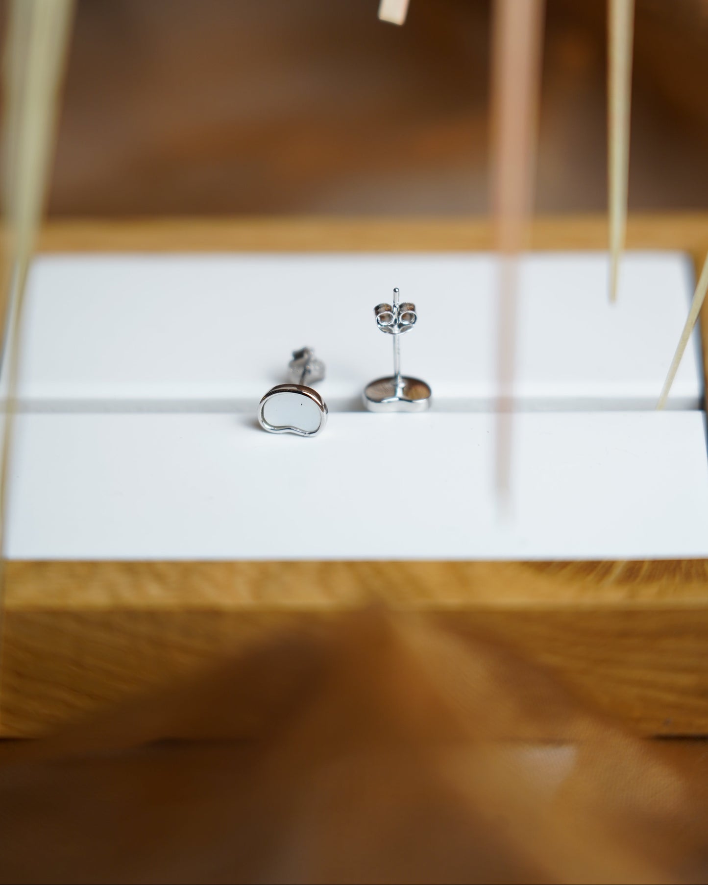 „Mother of Pearl Drop“ – Ohrstecker aus 925/- Sterlingsilber mit Perlmutt