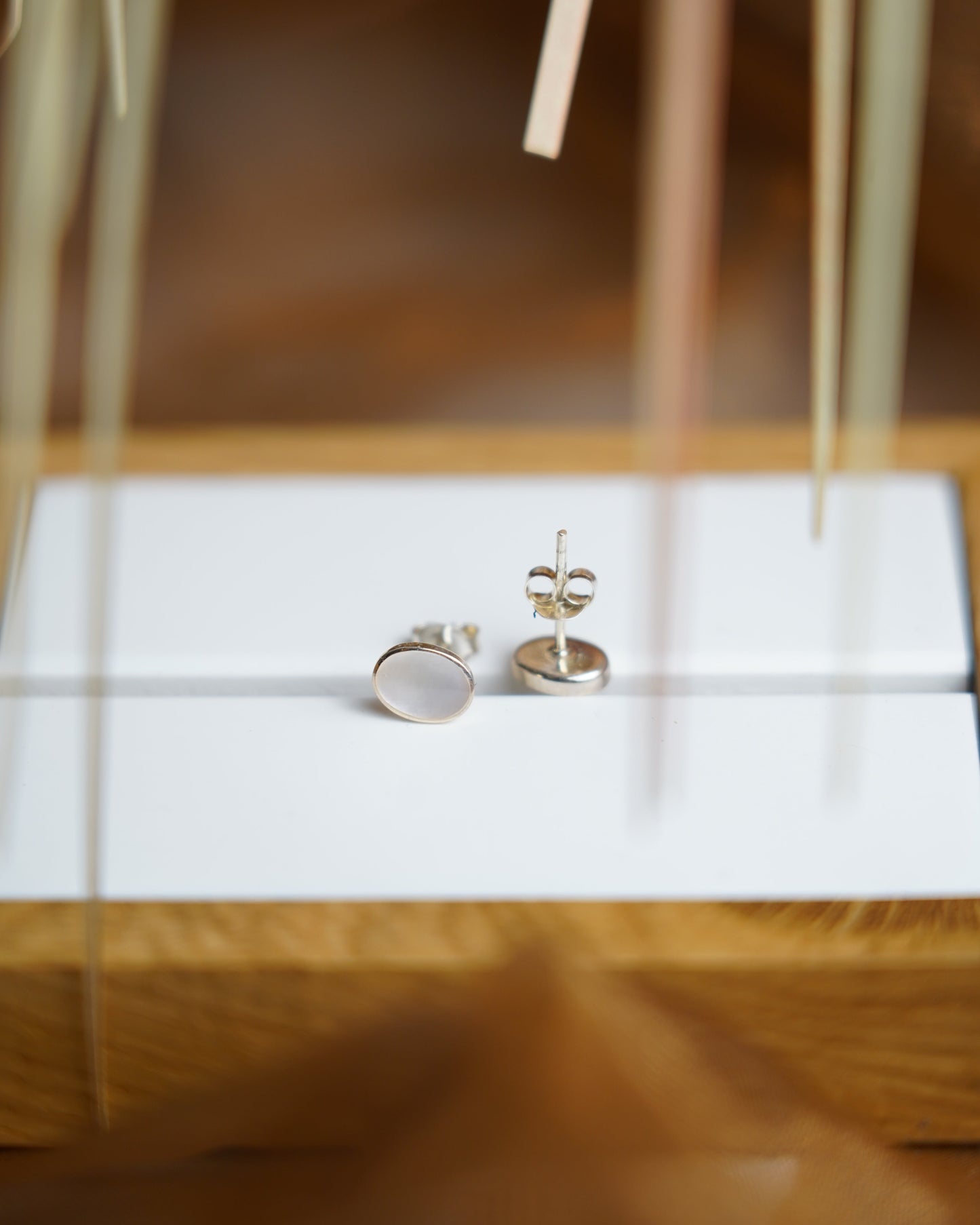 „Mother Pearl Calm“ – Ohrstecker aus 925/- Sterlingsilber mit Perlmutt