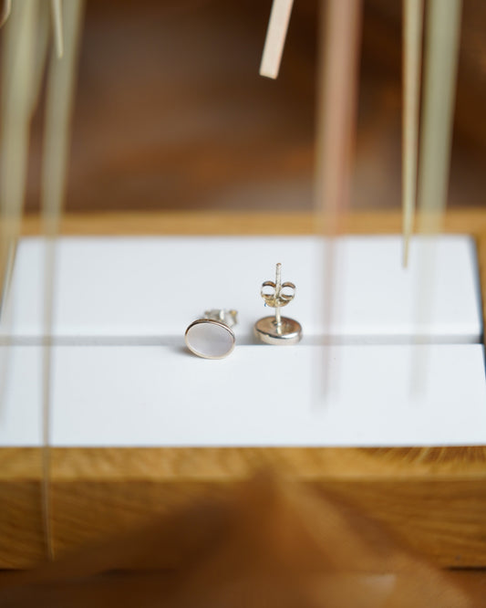 „Mother Pearl Calm“ – Ohrstecker aus 925/- Sterlingsilber mit Perlmutt