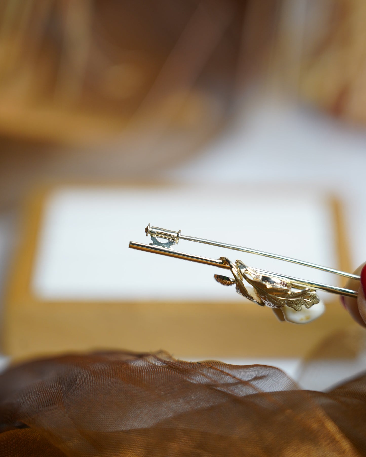 „Oak & Acorn“ – Brosche aus 585/- Gelbgold mit Hirschgrandeln