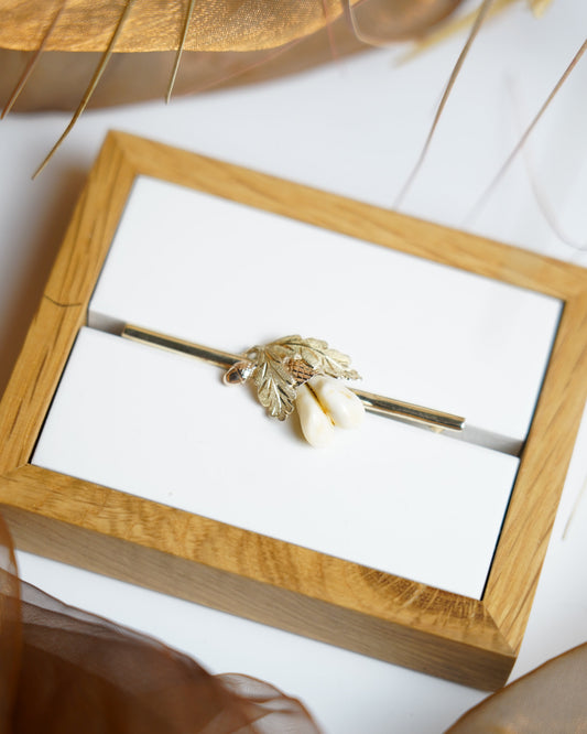 „Oak & Acorn“ – Brosche aus 585/- Gelbgold mit Hirschgrandeln