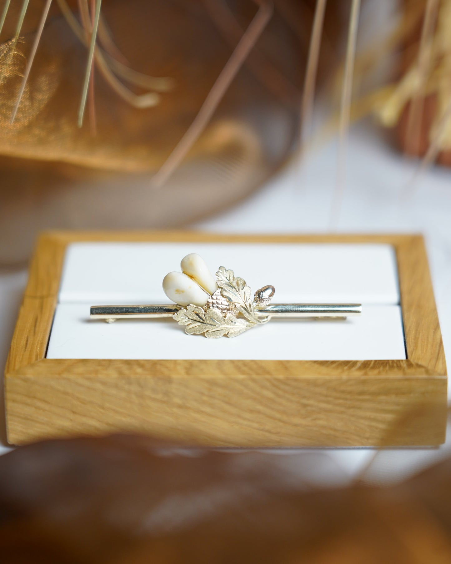 „Oak & Acorn“ – Brosche aus 585/- Gelbgold mit Hirschgrandeln