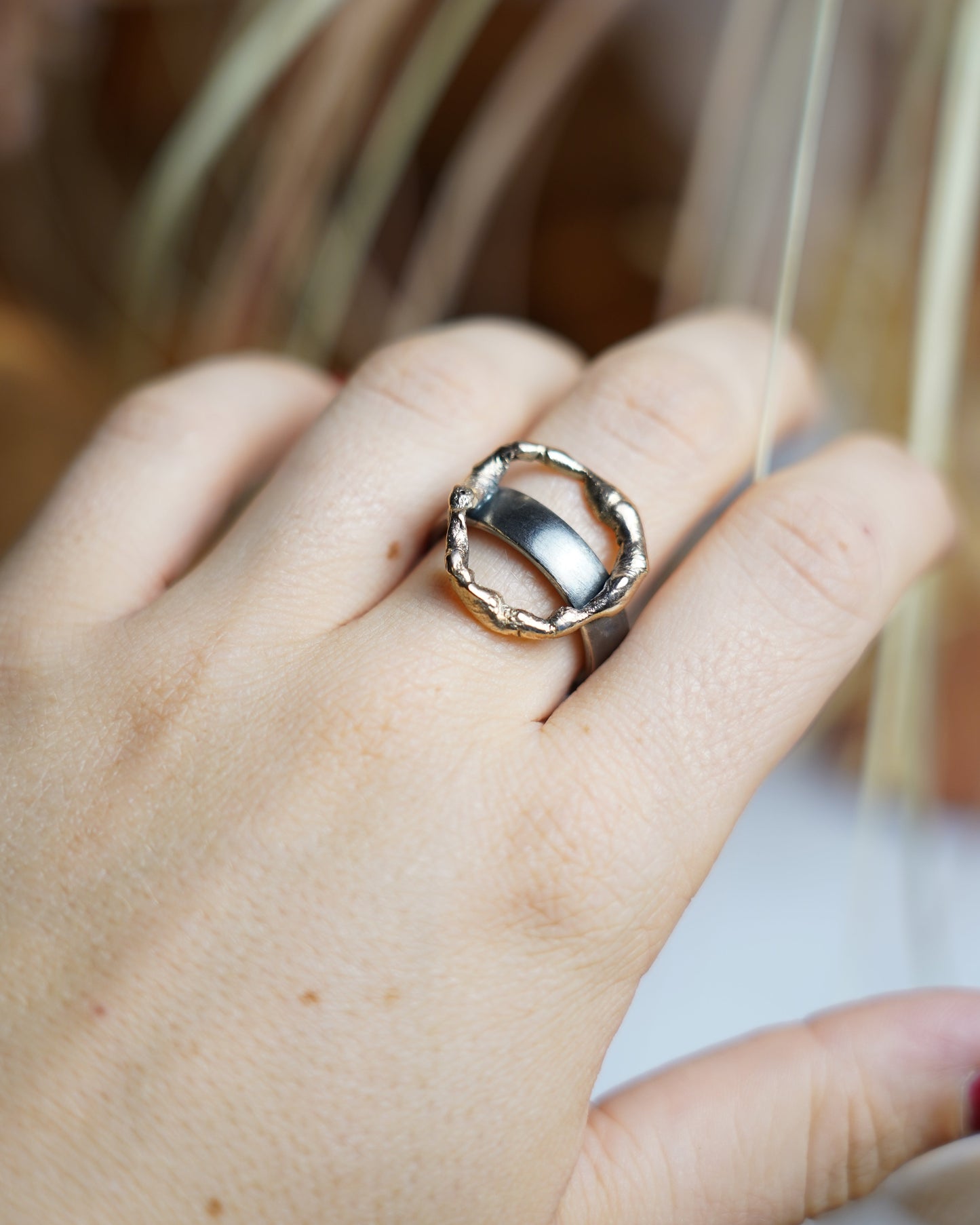 „Organic Circle“ – Ring aus 925/- Sterlingsilber & 333/- Gelbgold