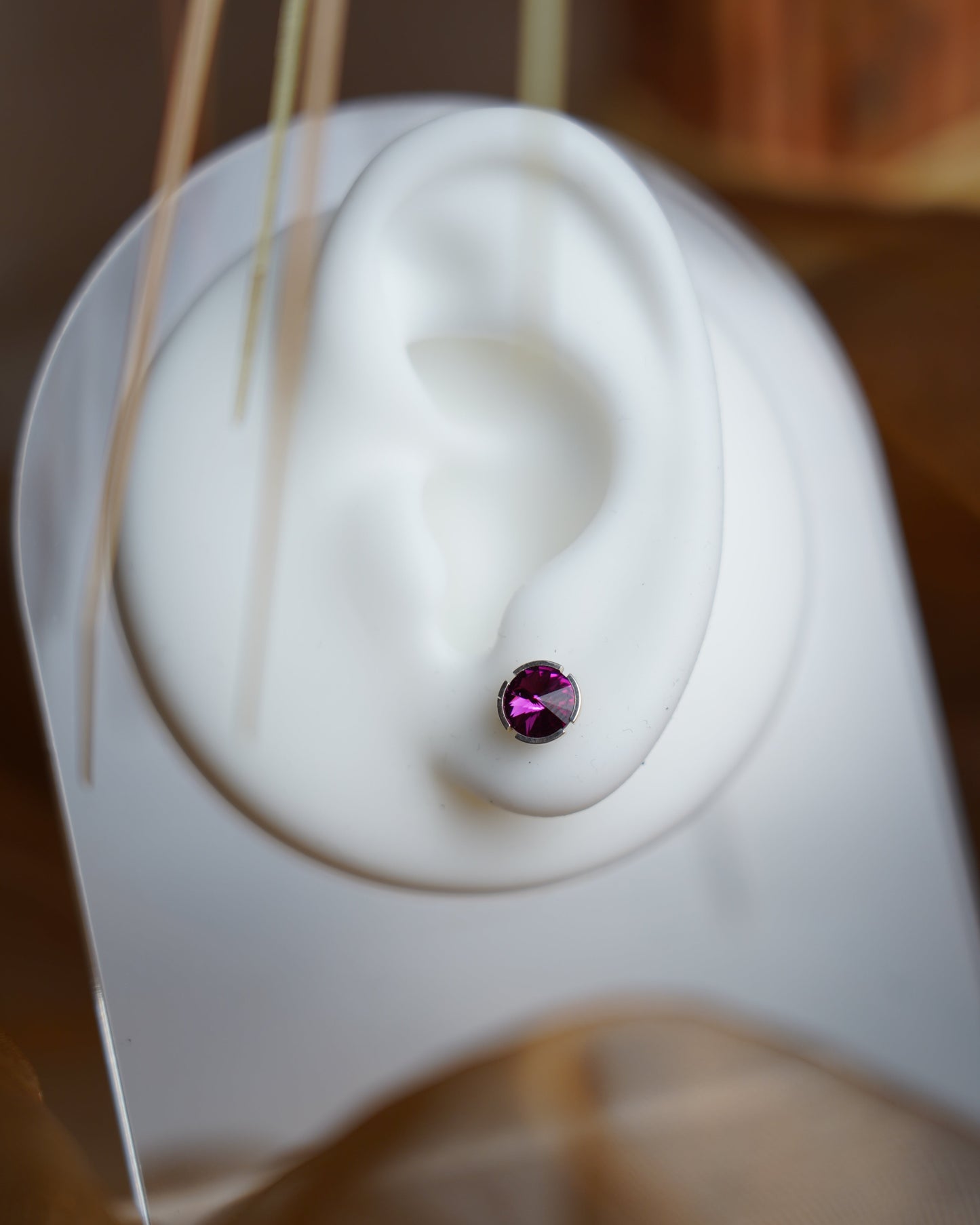 Runde Ohrstecker aus 925 Sterlingsilber mit pink gefärbten synthetischen Glassteinen, Vorder- und Rückansicht