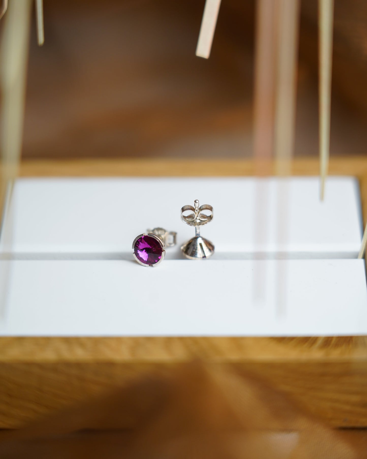 Runde Ohrstecker aus 925 Sterlingsilber mit pink gefärbten synthetischen Glassteinen, Vorder- und Rückansicht