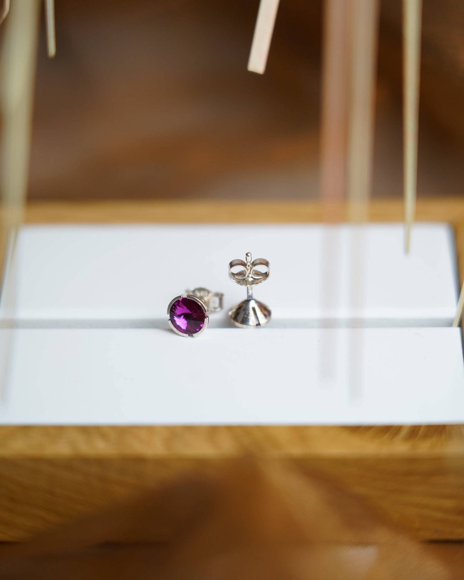 Runde Ohrstecker aus 925 Sterlingsilber mit pink gefärbten synthetischen Glassteinen, Vorder- und Rückansicht