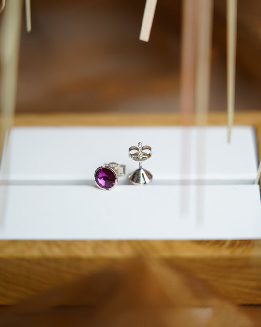 Runde Ohrstecker aus 925 Sterlingsilber mit pink gefärbten synthetischen Glassteinen, Vorder- und Rückansicht