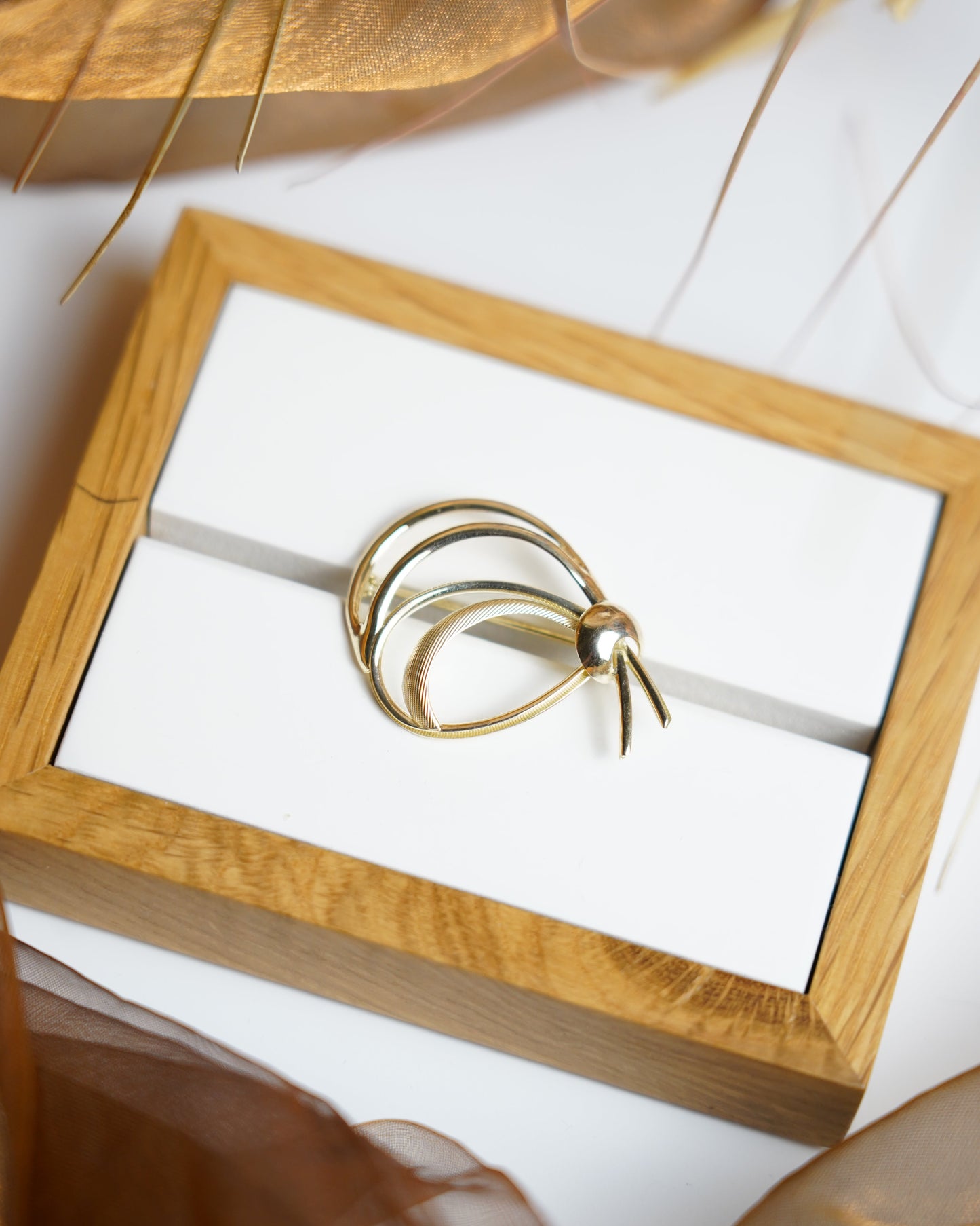 „Ribbon Drop“ – Brosche aus 333/- Gelbgold