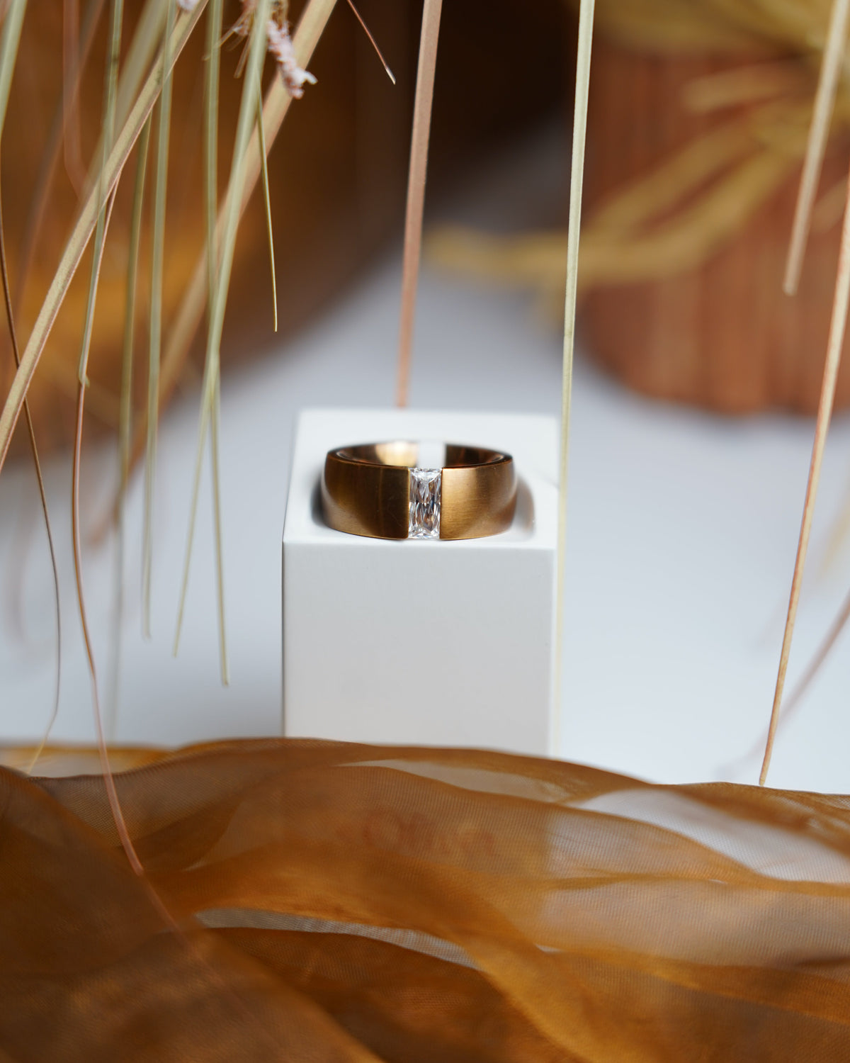 Rose Edge Ring aus rosévergoldetem Edelstahl mit breiter Ringschiene und länglichem Zirkoniastein im Zentrum.
