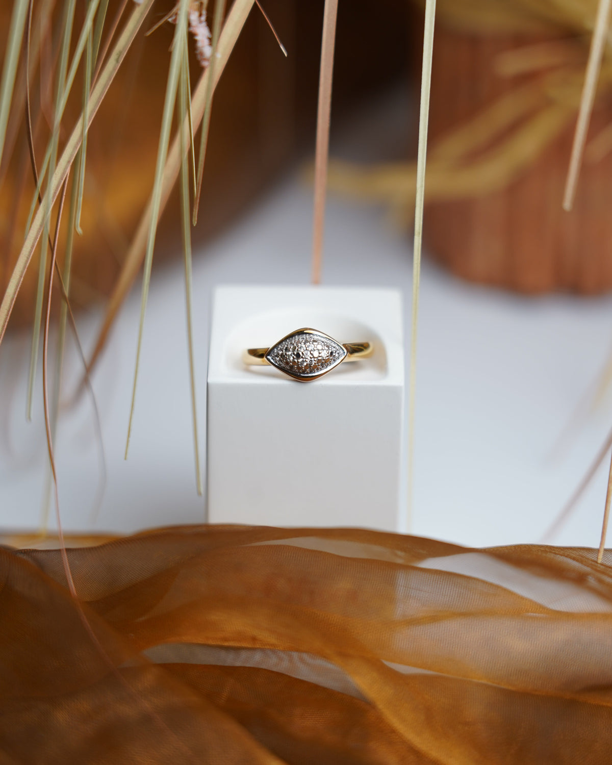 Rosé Gaze Ring aus rosévergoldetem 925/- Sterlingsilber mit augenförmigem Zentrum und zahlreichen Zirkoniasteinen.