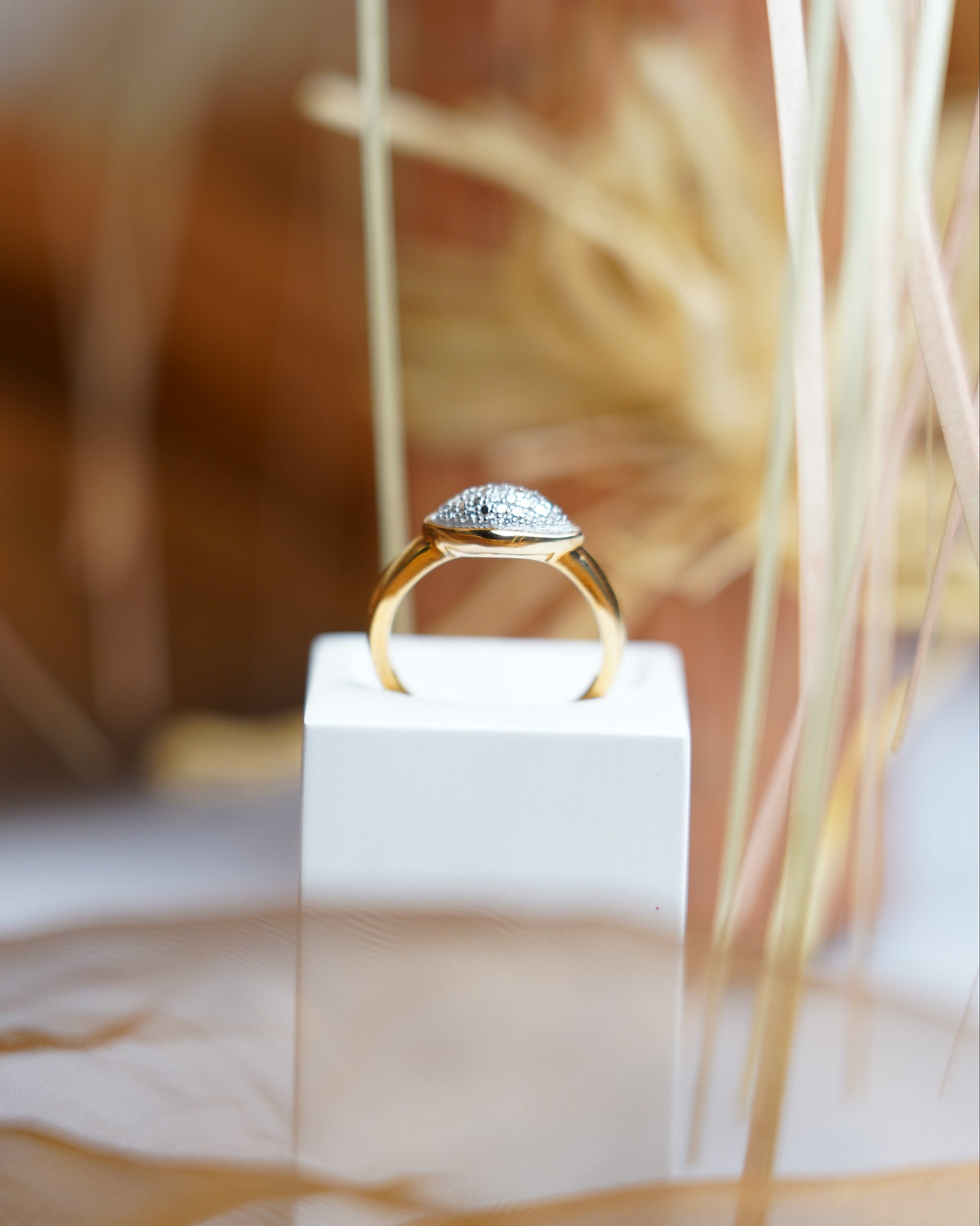 Rosé Gaze Ring aus rosévergoldetem 925/- Sterlingsilber mit augenförmigem Zentrum und zahlreichen Zirkoniasteinen.