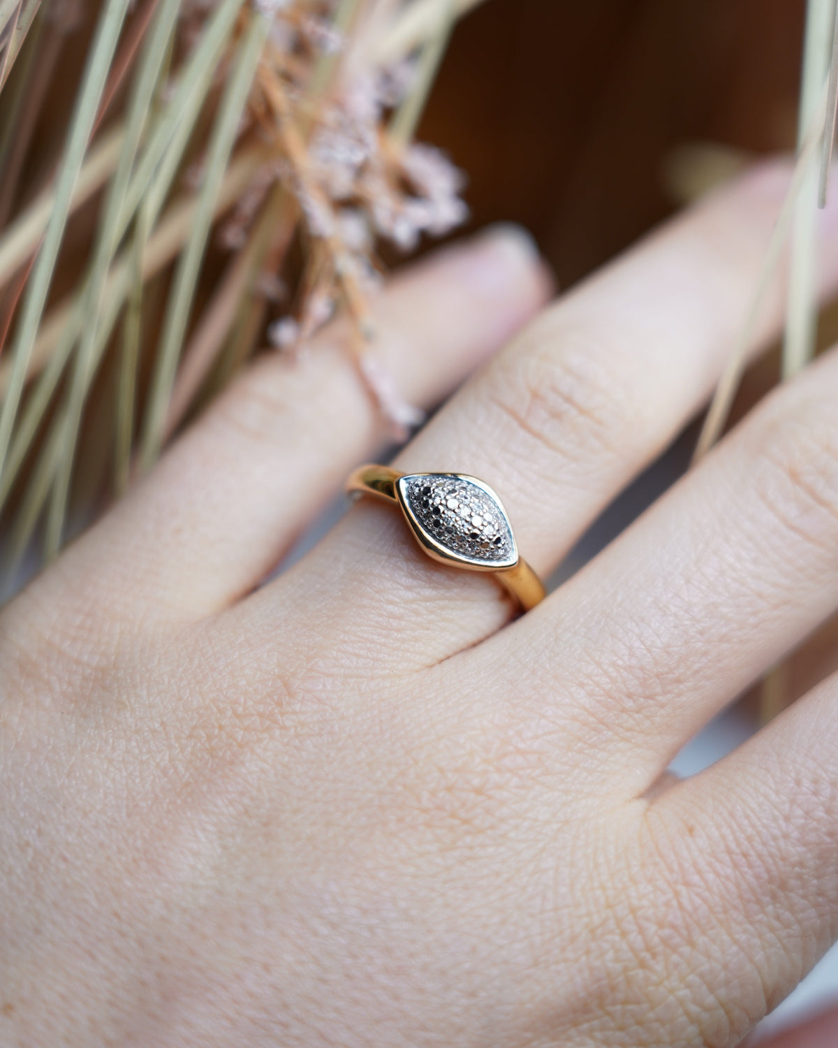 Rosé Gaze Ring aus rosévergoldetem 925/- Sterlingsilber mit augenförmigem Zentrum und zahlreichen Zirkoniasteinen.